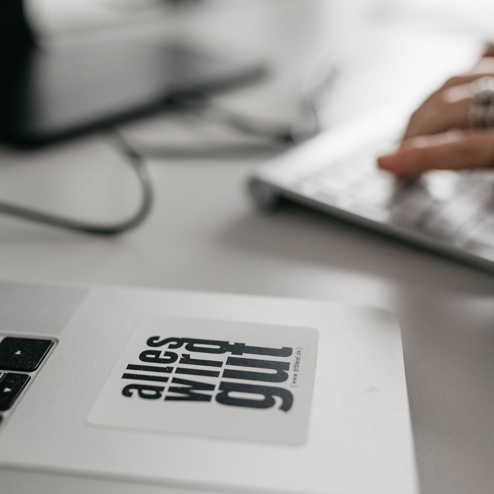 Mitarbeiter der cyber:con bei der Arbeit.