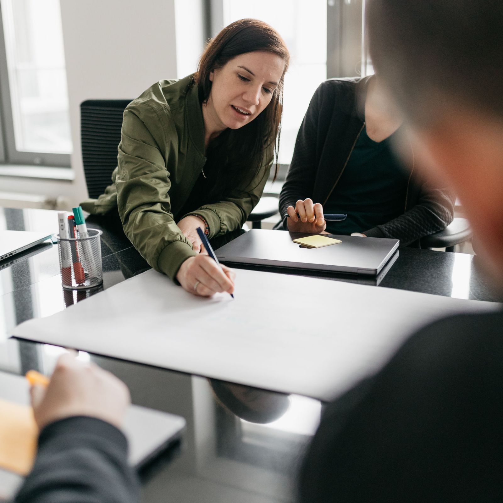 Mitarbeiter der cyber:con bei der Arbeit.